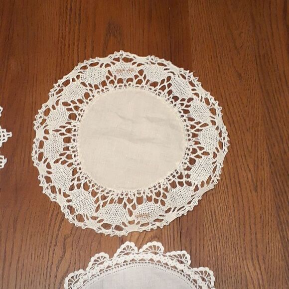 5 pc bundle plus bonus white vintage crocheted/tatted linen & cotton doilys - Picture 5 of 15